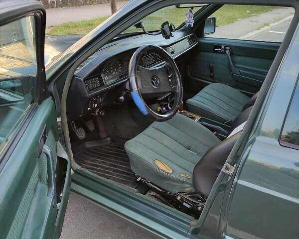 Зеленый Мерседес 190, объемом двигателя 2 л и пробегом 350 тыс. км за 1900 $, фото 4 на Automoto.ua