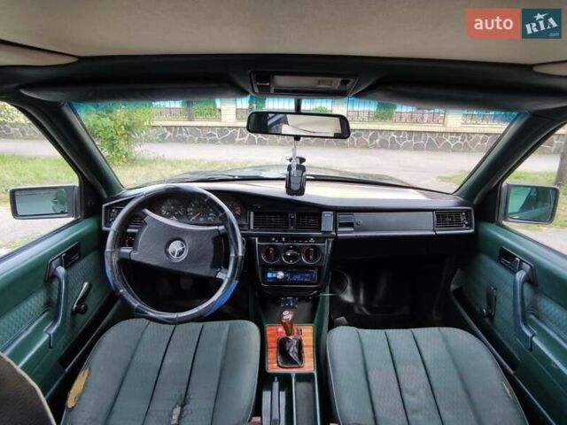 Зеленый Мерседес 190, объемом двигателя 2 л и пробегом 350 тыс. км за 1900 $, фото 6 на Automoto.ua