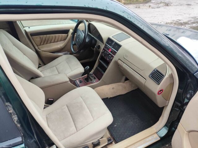 Зелений Мерседес 190, об'ємом двигуна 1.8 л та пробігом 350 тис. км за 1998 $, фото 6 на Automoto.ua