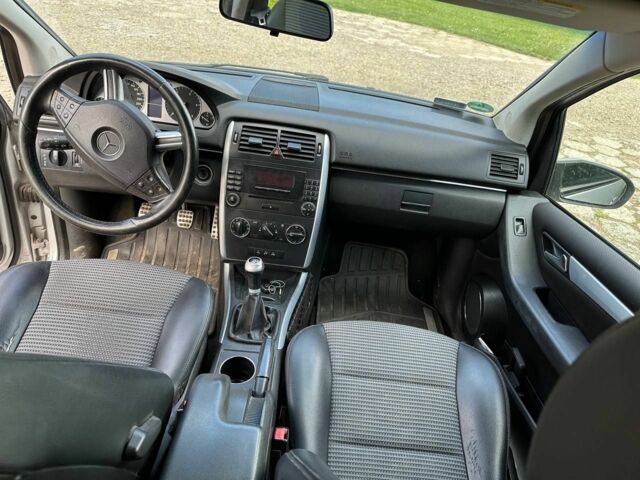 Білий Мерседес 200, об'ємом двигуна 2 л та пробігом 173 тис. км за 2386 $, фото 2 на Automoto.ua