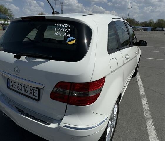 Белый Мерседес 200, объемом двигателя 2 л и пробегом 117 тыс. км за 9500 $, фото 5 на Automoto.ua