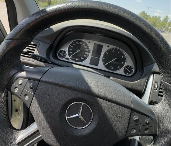 Белый Мерседес 200, объемом двигателя 2 л и пробегом 117 тыс. км за 9500 $, фото 1 на Automoto.ua