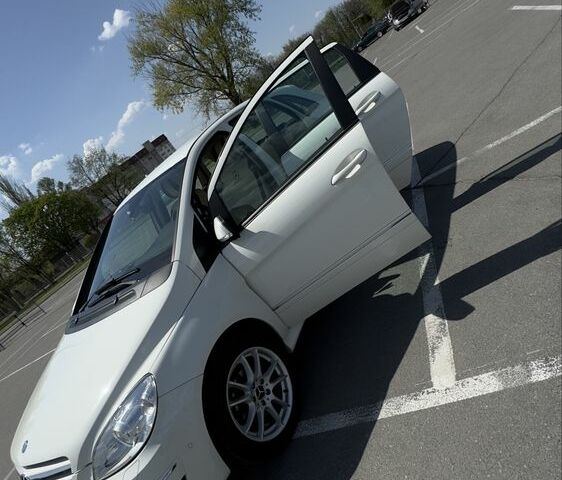 Белый Мерседес 200, объемом двигателя 2 л и пробегом 117 тыс. км за 9500 $, фото 7 на Automoto.ua