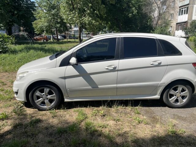 Белый Мерседес 200, объемом двигателя 2 л и пробегом 250 тыс. км за 9200 $, фото 2 на Automoto.ua