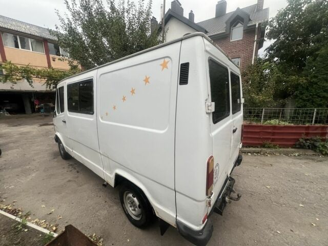 Білий Мерседес 200, об'ємом двигуна 2.3 л та пробігом 333 тис. км за 1800 $, фото 3 на Automoto.ua