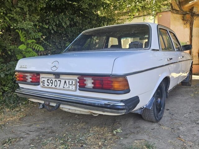 Белый Мерседес 200, объемом двигателя 2 л и пробегом 350 тыс. км за 1000 $, фото 5 на Automoto.ua
