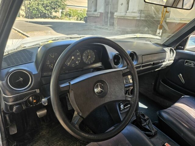 Белый Мерседес 200, объемом двигателя 2 л и пробегом 350 тыс. км за 1000 $, фото 6 на Automoto.ua