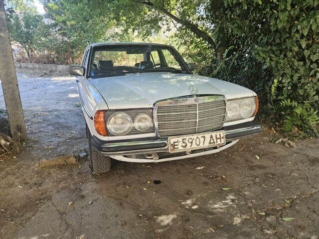 Белый Мерседес 200, объемом двигателя 2 л и пробегом 350 тыс. км за 1000 $, фото 1 на Automoto.ua
