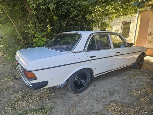 Белый Мерседес 200, объемом двигателя 2 л и пробегом 350 тыс. км за 1000 $, фото 4 на Automoto.ua