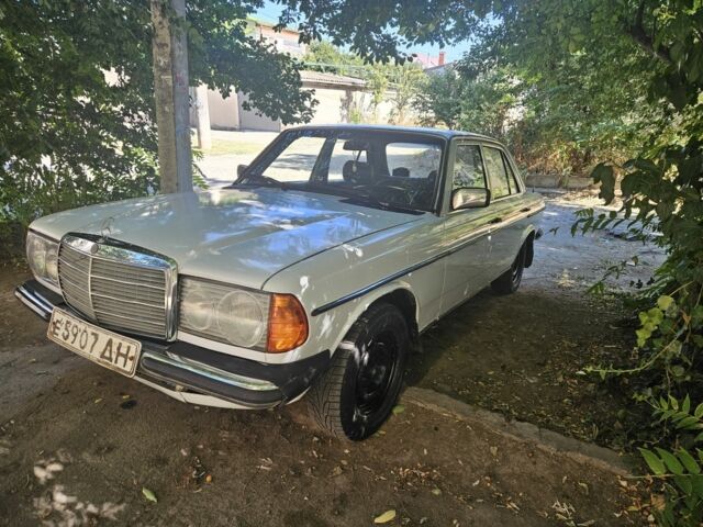 Белый Мерседес 200, объемом двигателя 2 л и пробегом 350 тыс. км за 1000 $, фото 3 на Automoto.ua