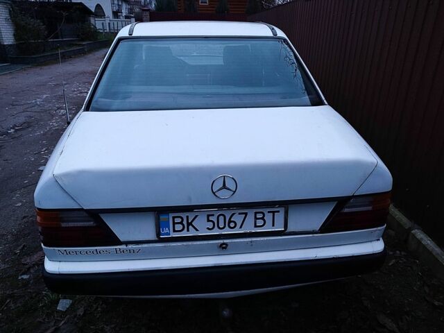 Белый Мерседес 200, объемом двигателя 2 л и пробегом 540 тыс. км за 1450 $, фото 3 на Automoto.ua