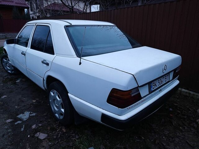 Белый Мерседес 200, объемом двигателя 2 л и пробегом 540 тыс. км за 1450 $, фото 2 на Automoto.ua