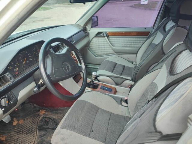 Белый Мерседес 200, объемом двигателя 2 л и пробегом 540 тыс. км за 1450 $, фото 6 на Automoto.ua