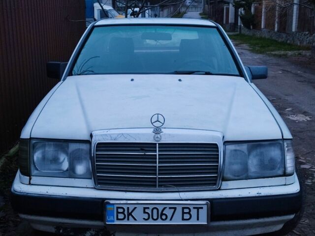 Белый Мерседес 200, объемом двигателя 2 л и пробегом 540 тыс. км за 1450 $, фото 4 на Automoto.ua