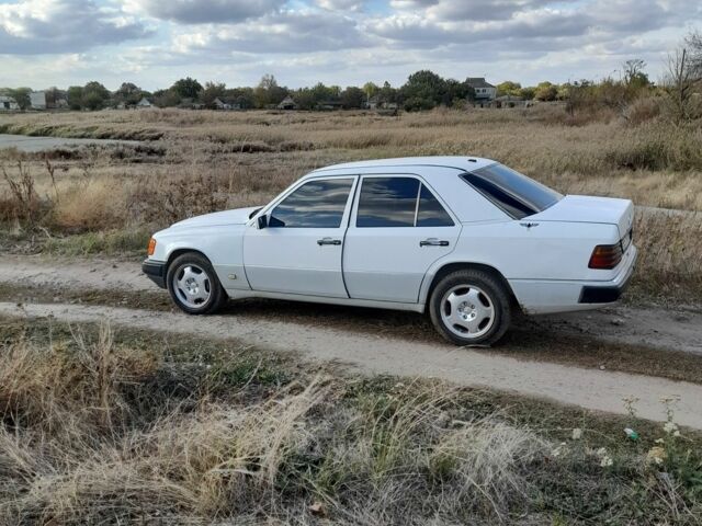 Белый Мерседес 200, объемом двигателя 2 л и пробегом 90 тыс. км за 2200 $, фото 1 на Automoto.ua