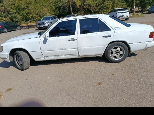 Белый Мерседес 200, объемом двигателя 2 л и пробегом 344 тыс. км за 2100 $, фото 5 на Automoto.ua