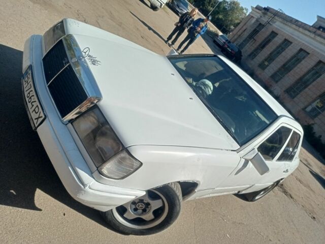 Белый Мерседес 200, объемом двигателя 2 л и пробегом 344 тыс. км за 2100 $, фото 7 на Automoto.ua