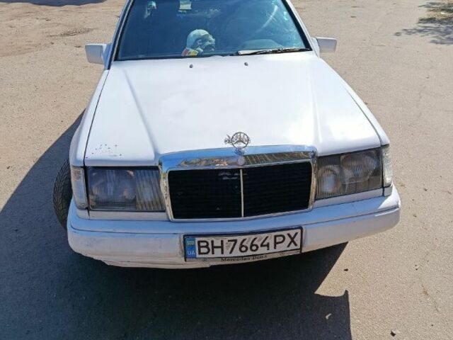 Белый Мерседес 200, объемом двигателя 2 л и пробегом 344 тыс. км за 2100 $, фото 1 на Automoto.ua