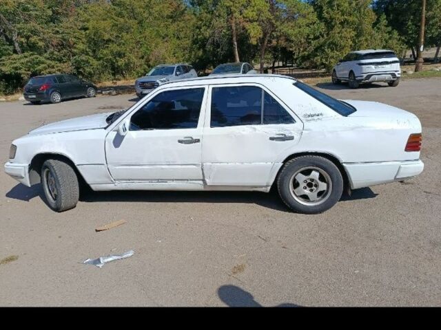 Белый Мерседес 200, объемом двигателя 2 л и пробегом 344 тыс. км за 2100 $, фото 6 на Automoto.ua