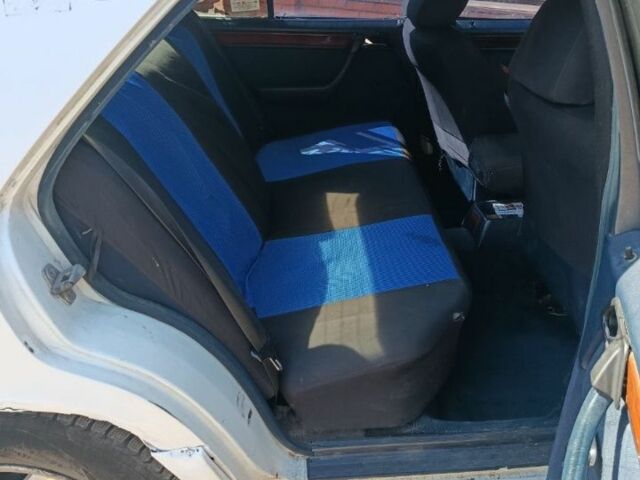 Белый Мерседес 200, объемом двигателя 2 л и пробегом 344 тыс. км за 2100 $, фото 4 на Automoto.ua