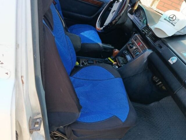 Белый Мерседес 200, объемом двигателя 2 л и пробегом 344 тыс. км за 2100 $, фото 3 на Automoto.ua