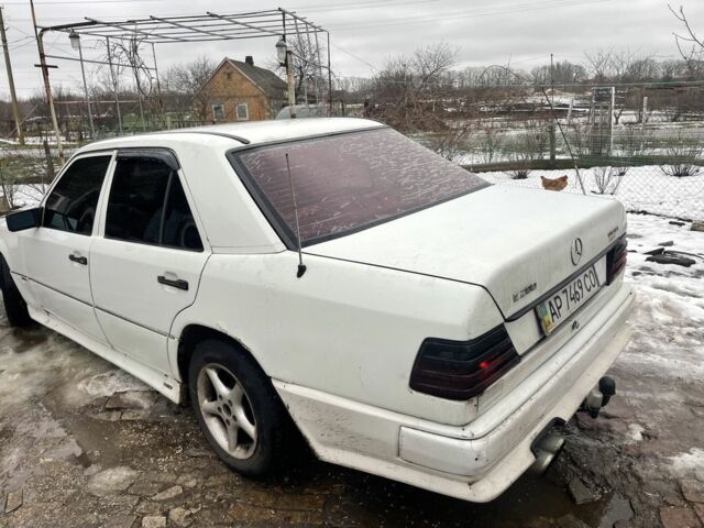 Белый Мерседес 200, объемом двигателя 2 л и пробегом 560 тыс. км за 1600 $, фото 3 на Automoto.ua