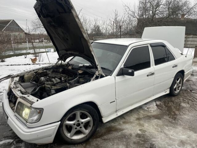 Белый Мерседес 200, объемом двигателя 2 л и пробегом 560 тыс. км за 1600 $, фото 4 на Automoto.ua