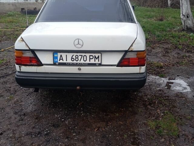 Белый Мерседес 200, объемом двигателя 2 л и пробегом 350 тыс. км за 1350 $, фото 2 на Automoto.ua