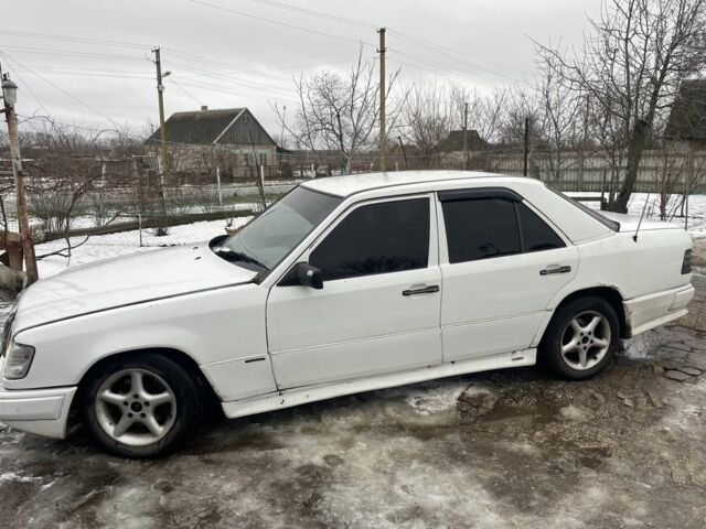 Белый Мерседес 200, объемом двигателя 2 л и пробегом 560 тыс. км за 1600 $, фото 1 на Automoto.ua