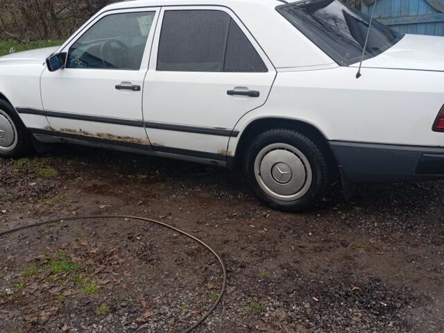 Белый Мерседес 200, объемом двигателя 2 л и пробегом 350 тыс. км за 1350 $, фото 3 на Automoto.ua