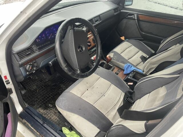 Белый Мерседес 200, объемом двигателя 2 л и пробегом 560 тыс. км за 1600 $, фото 5 на Automoto.ua