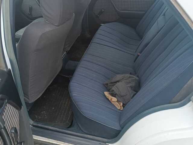 Білий Мерседес 200, об'ємом двигуна 2 л та пробігом 375 тис. км за 2100 $, фото 4 на Automoto.ua