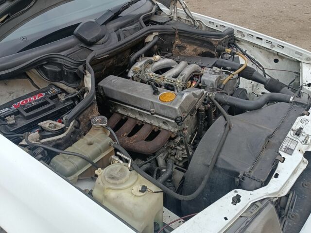 Білий Мерседес 200, об'ємом двигуна 2 л та пробігом 375 тис. км за 2100 $, фото 3 на Automoto.ua