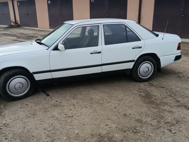 Білий Мерседес 200, об'ємом двигуна 2 л та пробігом 375 тис. км за 2100 $, фото 5 на Automoto.ua