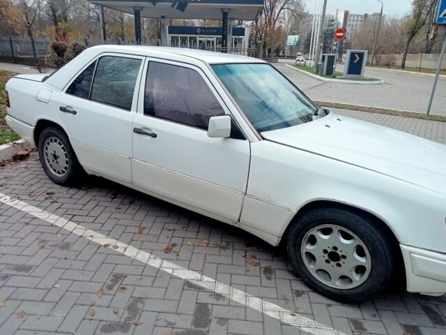 Белый Мерседес 200, объемом двигателя 0 л и пробегом 500 тыс. км за 1450 $, фото 5 на Automoto.ua