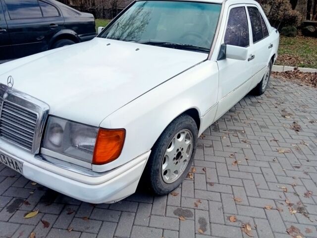 Белый Мерседес 200, объемом двигателя 0 л и пробегом 500 тыс. км за 1450 $, фото 1 на Automoto.ua