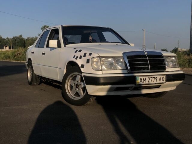 Белый Мерседес 200, объемом двигателя 2 л и пробегом 300 тыс. км за 1400 $, фото 2 на Automoto.ua