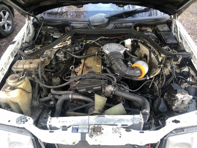 Белый Мерседес 200, объемом двигателя 2 л и пробегом 300 тыс. км за 1400 $, фото 6 на Automoto.ua