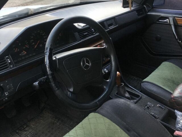 Белый Мерседес 200, объемом двигателя 2 л и пробегом 300 тыс. км за 1400 $, фото 7 на Automoto.ua