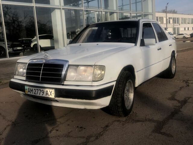 Белый Мерседес 200, объемом двигателя 2 л и пробегом 300 тыс. км за 1400 $, фото 4 на Automoto.ua