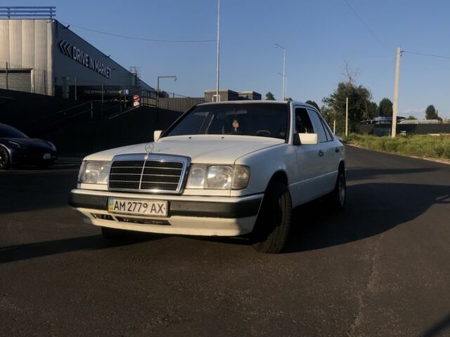 Белый Мерседес 200, объемом двигателя 2 л и пробегом 300 тыс. км за 1400 $, фото 1 на Automoto.ua
