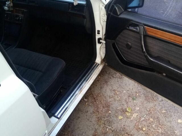 Белый Мерседес 200, объемом двигателя 2 л и пробегом 370 тыс. км за 1500 $, фото 3 на Automoto.ua