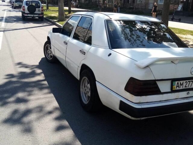 Белый Мерседес 200, объемом двигателя 2 л и пробегом 370 тыс. км за 1500 $, фото 1 на Automoto.ua