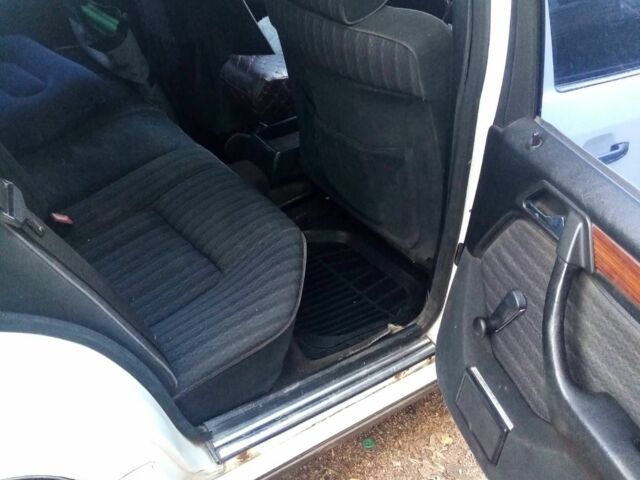 Белый Мерседес 200, объемом двигателя 2 л и пробегом 370 тыс. км за 1500 $, фото 4 на Automoto.ua