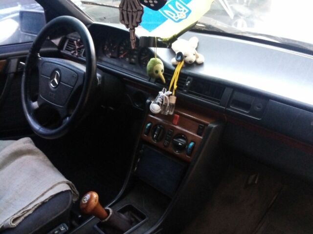 Белый Мерседес 200, объемом двигателя 2 л и пробегом 370 тыс. км за 1500 $, фото 2 на Automoto.ua