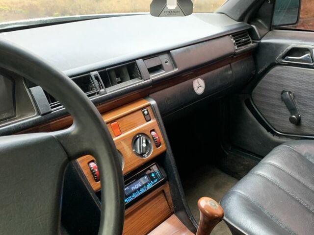 Білий Мерседес 200, об'ємом двигуна 2 л та пробігом 400 тис. км за 1200 $, фото 7 на Automoto.ua