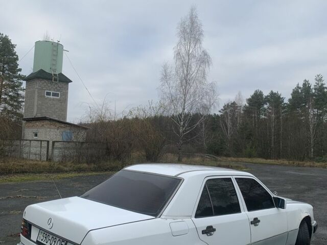 Білий Мерседес 200, об'ємом двигуна 2 л та пробігом 400 тис. км за 1200 $, фото 2 на Automoto.ua