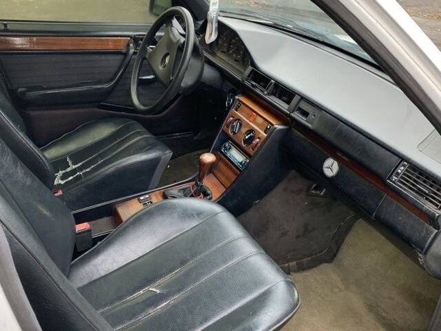 Білий Мерседес 200, об'ємом двигуна 2 л та пробігом 400 тис. км за 1200 $, фото 6 на Automoto.ua