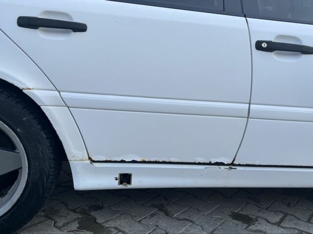 Белый Мерседес 200, объемом двигателя 2 л и пробегом 111 тыс. км за 1500 $, фото 11 на Automoto.ua