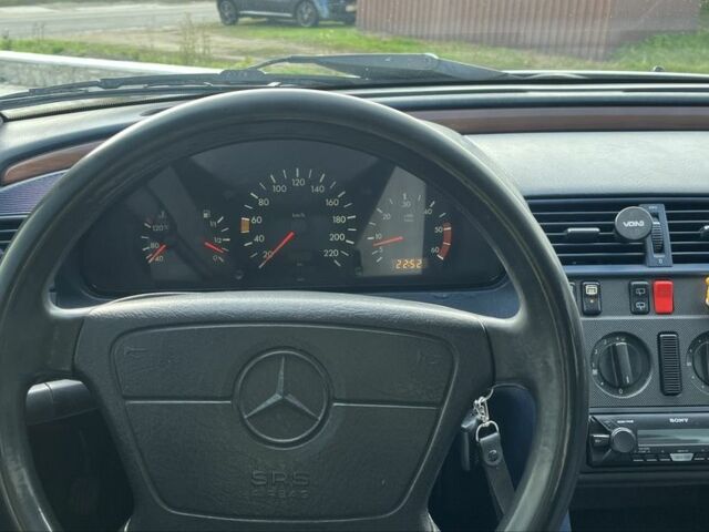 Белый Мерседес 200, объемом двигателя 2 л и пробегом 111 тыс. км за 1500 $, фото 1 на Automoto.ua